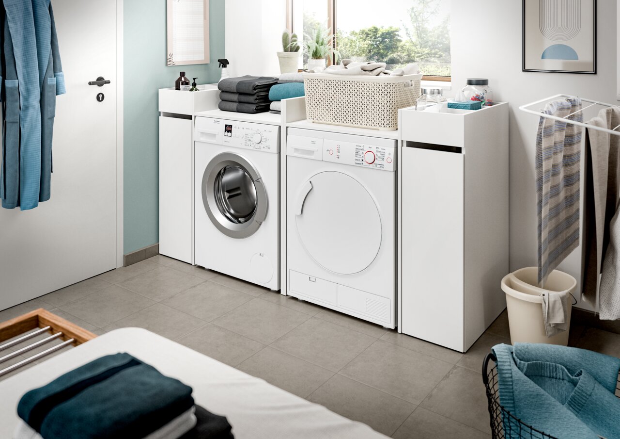 MID.YOU Anstellregal FREE Waschküche mit Anstellregal, Waschmaschine und Trockner in moderner, heller Umgebung, seitliche Perspektive