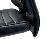 Nahaufnahme eines schwarzen Schwingstuhls aus Leder, seitliche Perspektive auf Sitzfläche und Rückenlehne.