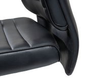 Nahaufnahme eines schwarzen Schwingstuhls aus Leder, seitliche Perspektive auf Sitzfläche und Rückenlehne.