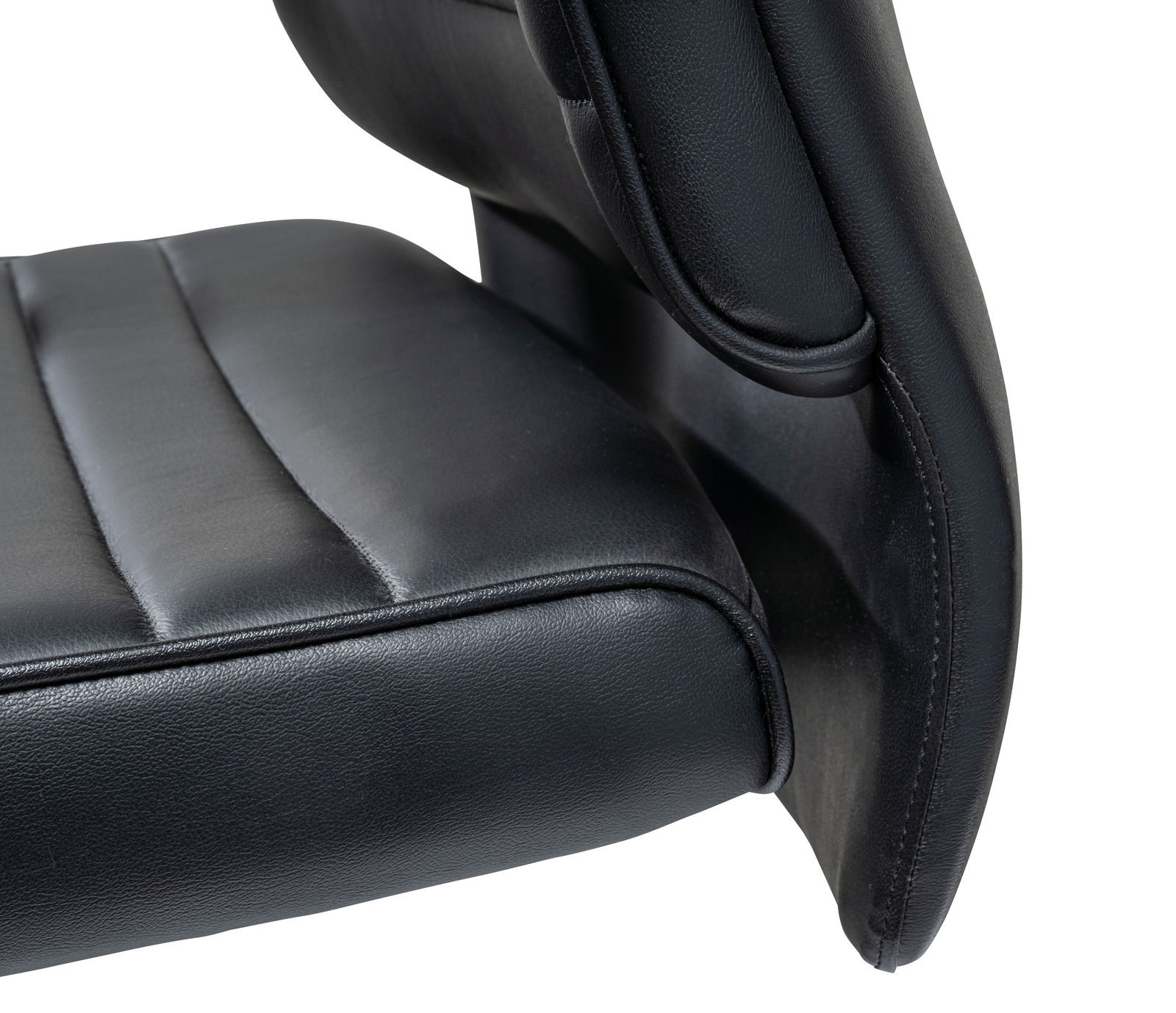 Nahaufnahme eines schwarzen Schwingstuhls aus Leder, seitliche Perspektive auf Sitzfläche und Rückenlehne.