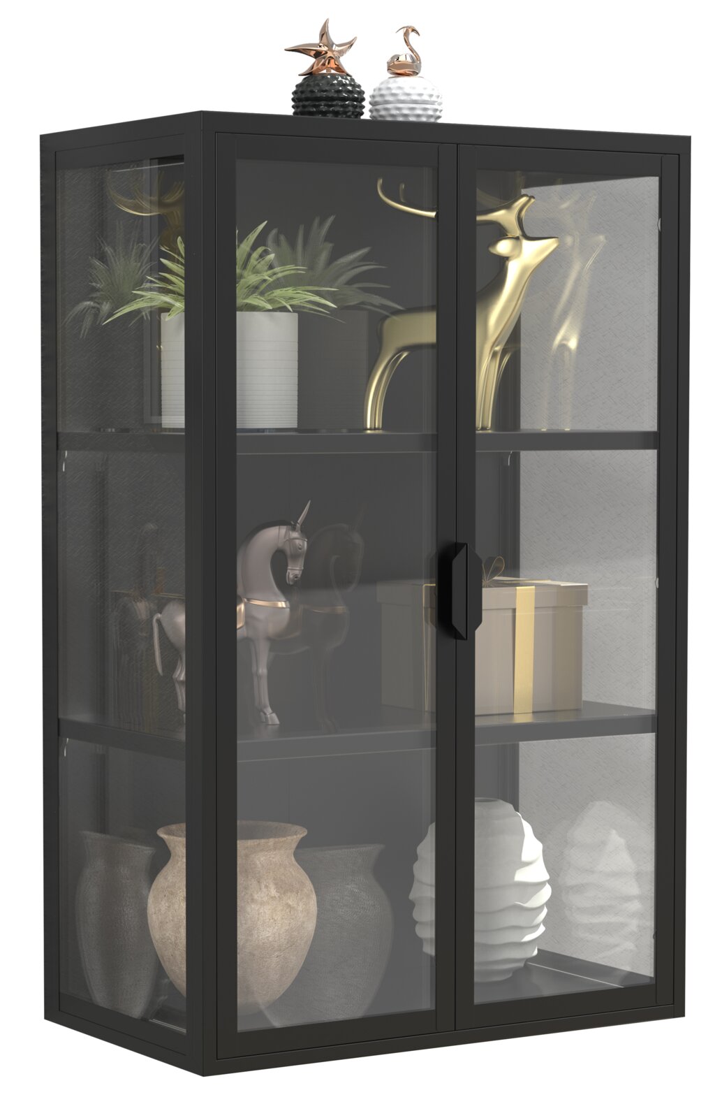 Schwarzer Vitrinenschrank mit Glasfront und zwei Türen, modern und eckig, mit Dekoartikeln auf mehreren Ebenen; perspektivische Ansicht von vorne leicht links.