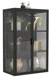 Schwarzer Vitrinenschrank mit Glasfront und zwei Türen, modern und eckig, mit Dekoartikeln auf mehreren Ebenen; perspektivische Ansicht von vorne leicht links.