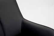 Nahaufnahme eines schwarzen Barhockers aus Leder, Fokus auf die Rückenlehne.
