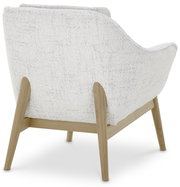 Rückansicht eines Sessels mit hellem Stoffbezug und Holzbeinen, Perspektive von hinten.