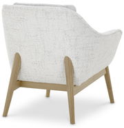 Rückansicht eines Sessels mit hellem Stoffbezug und Holzbeinen, Perspektive von hinten.