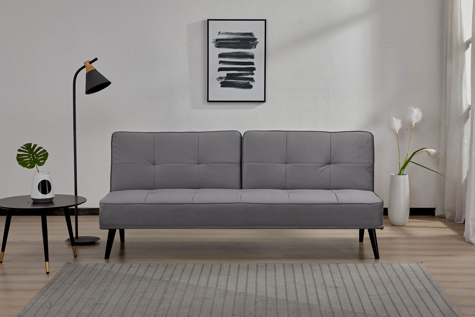 Graues Funktionssofa in modernem Wohnzimmer, Frontalansicht