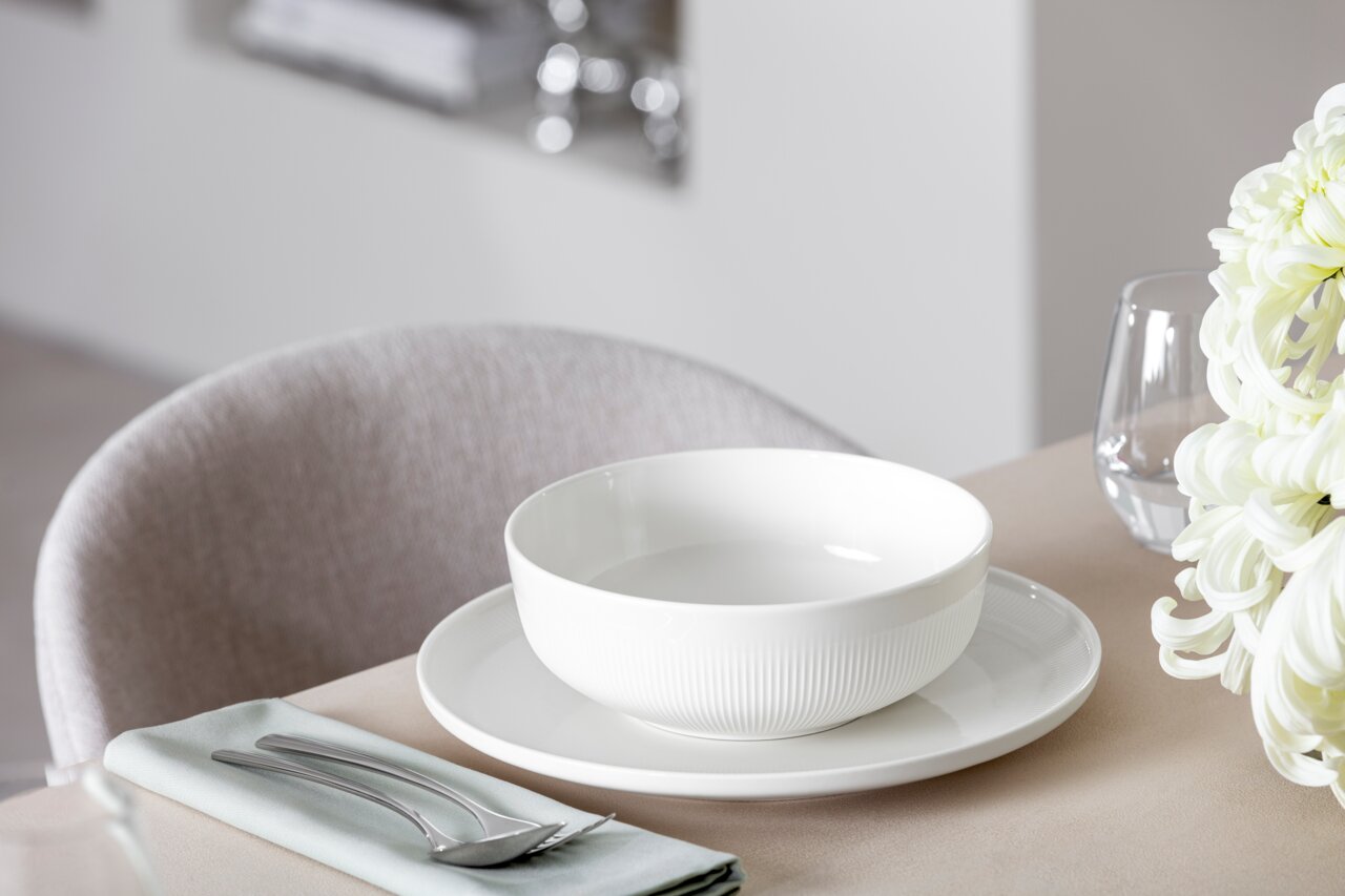 Witte slakom Afina 1 l op een gedekte tafel, zijaanzicht