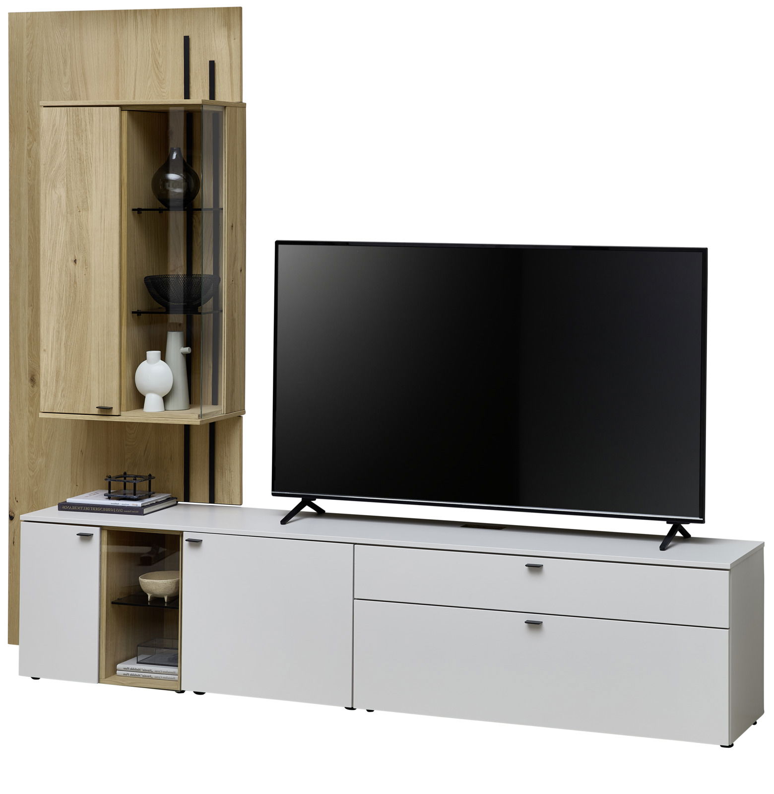 Moderne Wandkombination mit Holz- und Weißtönen, bestehend aus einem TV-Schrank und einem vertikalen Regal mit Glastüren, seitliche Perspektive.