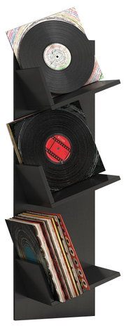 Schwarzes, vertikales Schallplattenregal mit drei schrägen Ablagen, präsentiert mit mehreren Vinylplatten und Covern; perspektivische Ansicht von schräg vorn.