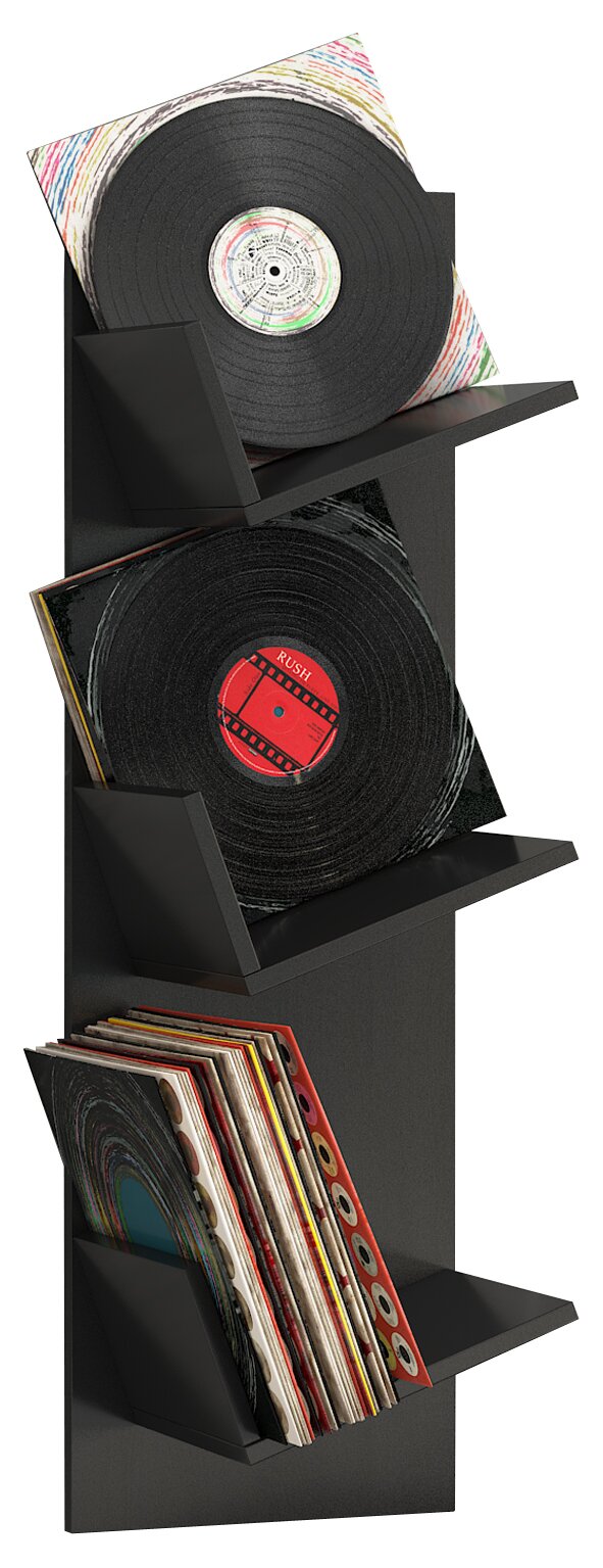 Schwarzes, vertikales Schallplattenregal mit drei schrägen Ablagen, präsentiert mit mehreren Vinylplatten und Covern; perspektivische Ansicht von schräg vorn.