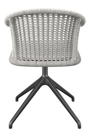 Rückansicht eines Armlehnstuhls mit geflochtener Rückenlehne und schwarzem Metallgestell.