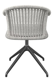 Achterkant van een fauteuil met gevlochten rugleuning en een zwart metalen frame.