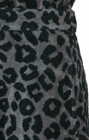 Nahaufnahme eines Bademantels mit grauem und schwarzem Leopardenmuster