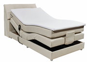 Beiges Boxspringbett mit verstellbarem Kopf- und Fußteil, seitliche Perspektive
