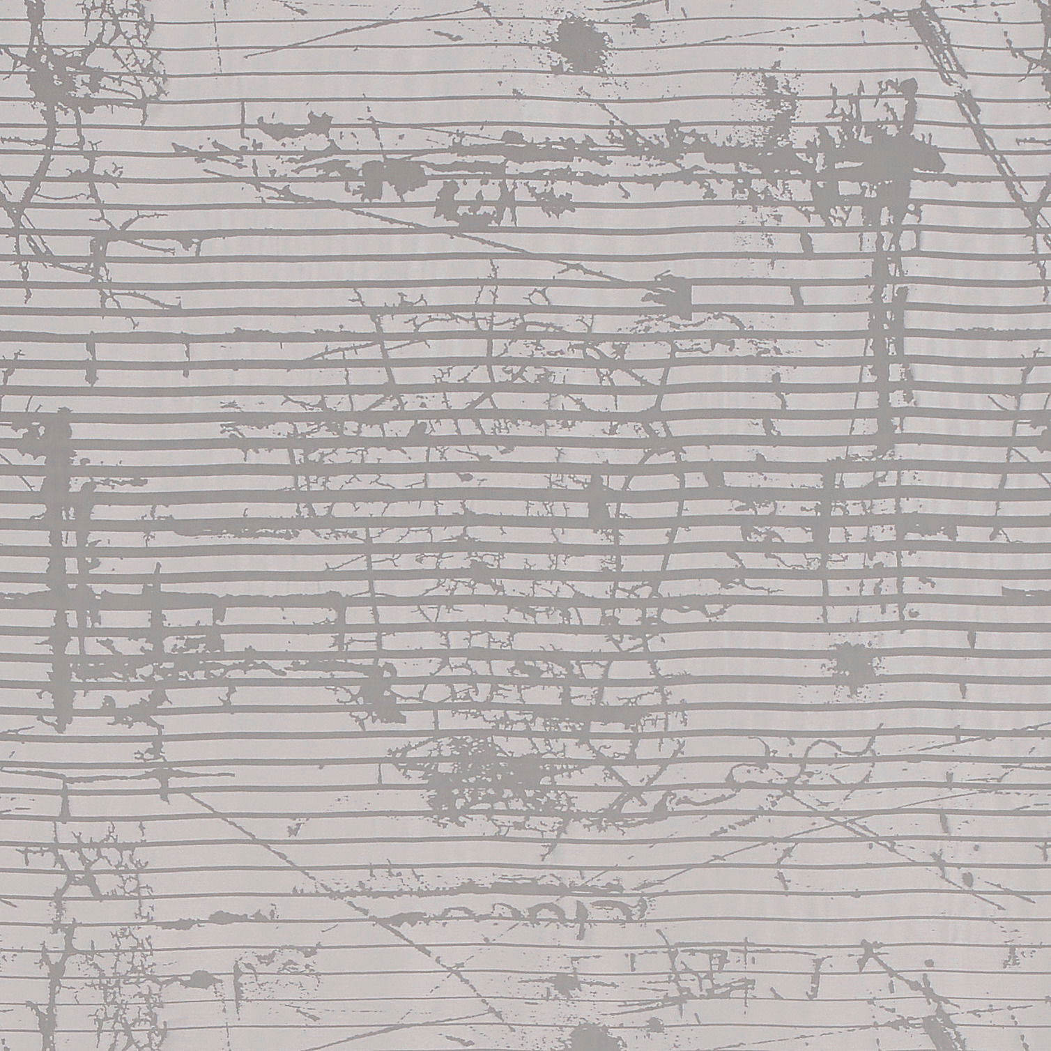 Nahaufnahme eines Fertigvorhangs mit abstraktem, grauem Linienmuster auf weißem Hintergrund.