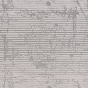 Nahaufnahme eines Fertigvorhangs mit abstraktem, grauem Linienmuster auf weißem Hintergrund.