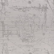 Nahaufnahme eines Fertigvorhangs mit abstraktem, grauem Linienmuster auf weißem Hintergrund.