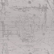 Close-up van een kant-en-klaar gordijn met een abstract, grijs lijnpatroon op een witte achtergrond.