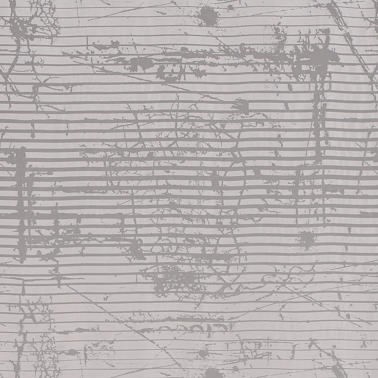 Close-up van een kant-en-klaar gordijn met een abstract, grijs lijnpatroon op een witte achtergrond.