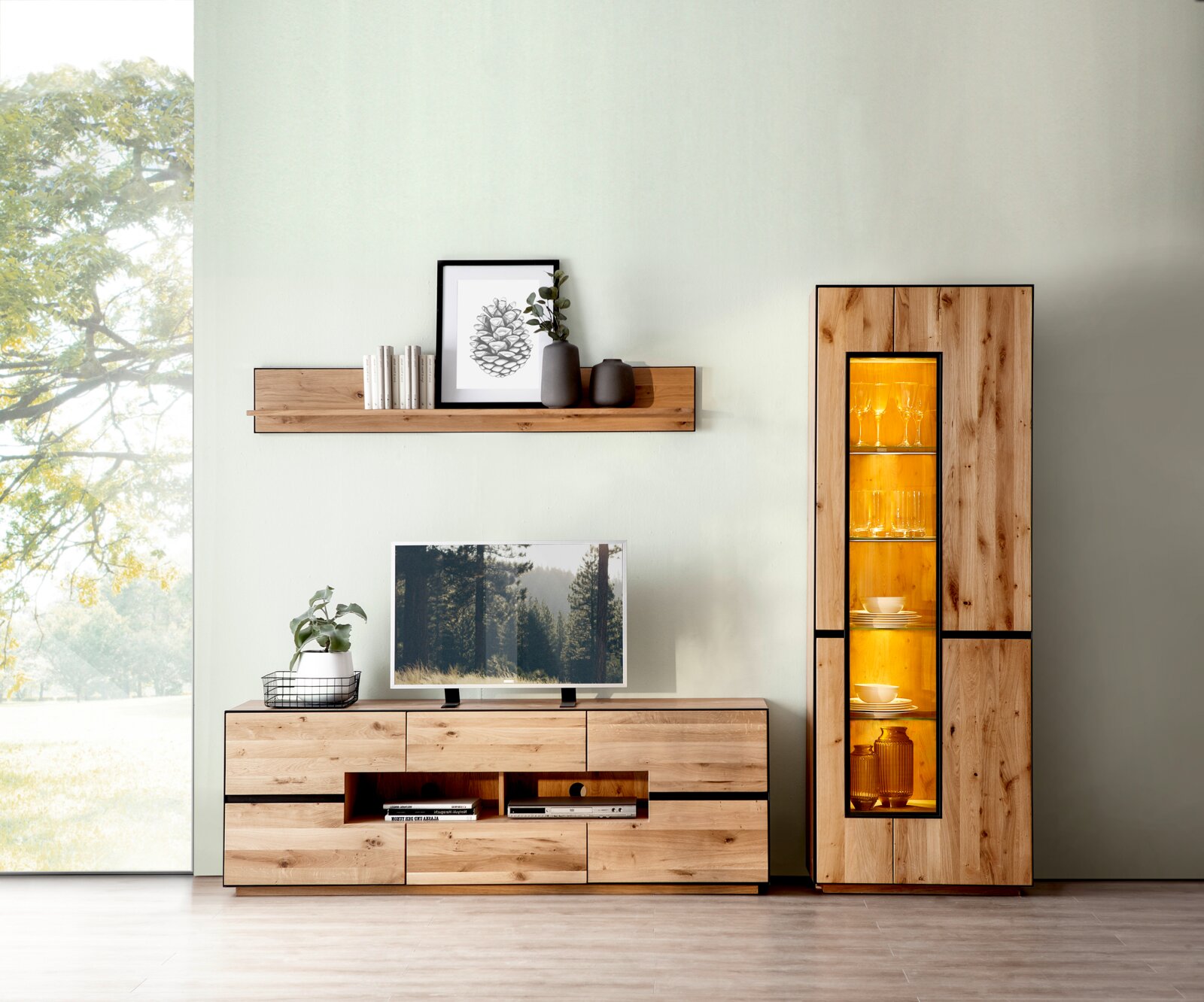 Linea Natura Vitrine RECHTS met verlichting KELIO Modern woonkamermeubel in warme houtlook met tv-dressoir, wandplank en hoge vitrinekast met sfeervolle verlichting, recht van voren gezien.