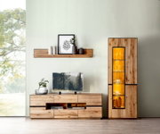 Modern woonkamermeubel in warme houtlook met tv-dressoir, wandplank en hoge vitrinekast met sfeervolle verlichting, recht van voren gezien.