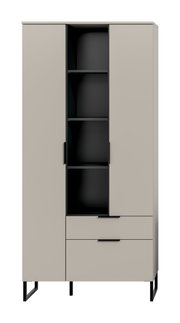 Beiger, moderner Hochschrank mit zwei Türen, mittigem offenem Regalbereich und zwei Schubladen, schwarze Griffe und Metallfüße, Frontansicht