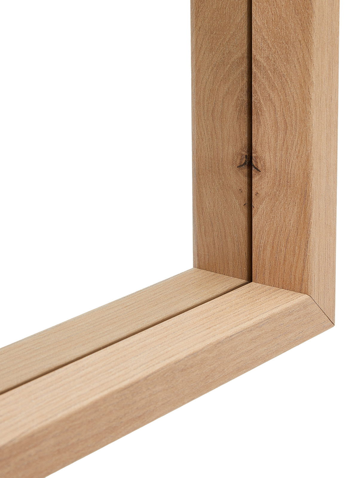 Nahaufnahme eines Holzrahmens mit natürlicher Maserung, perspektivisch von der Ecke aus gesehen.