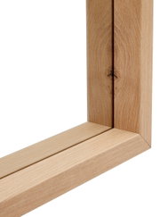 Close-up van een houten lijst met natuurlijke nerf, in perspectief gezien vanuit de hoek.