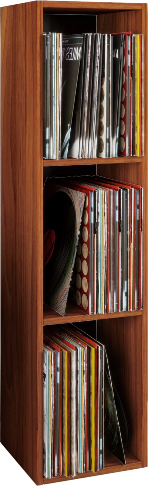 Schmales Holzregal in warmem Braun mit drei Fächern, gefüllt mit Schallplatten (Vinyl) in Schutzhüllen, frontal aus leicht seitlicher Perspektive aufgenommen