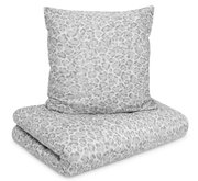 Bettwäsche-Set mit grauem Leopardenmuster, bestehend aus einem Kissenbezug und einem Bettdeckenbezug, frontal abgebildet.