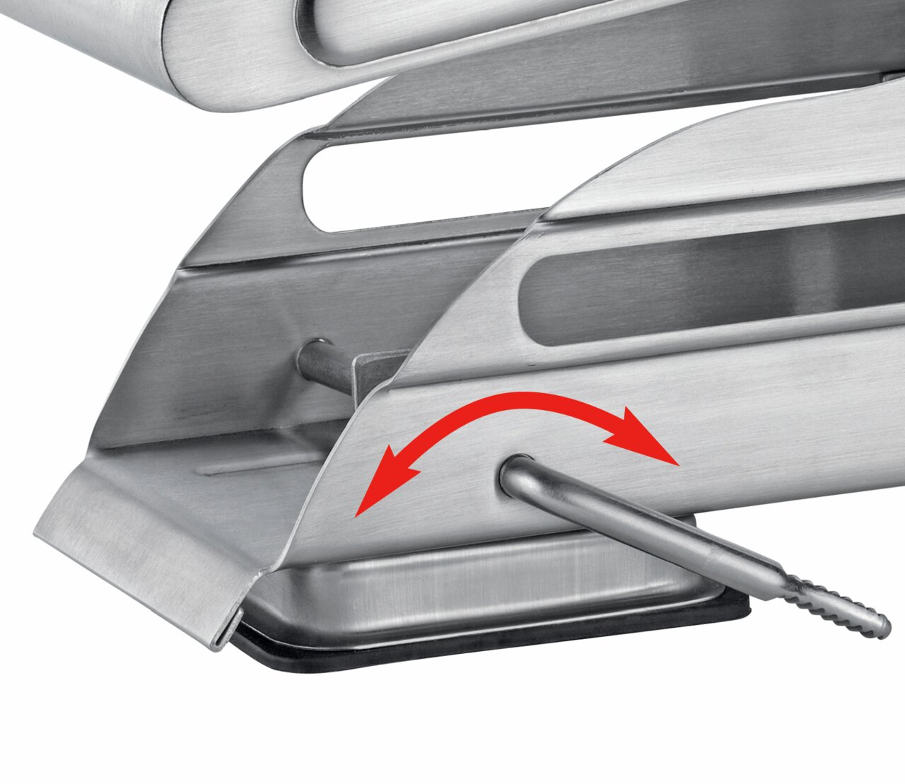 Nahaufnahme eines Pommes-Frites-Schneiders aus Edelstahl mit Hebelmechanismus und rotem Pfeil, der die Bewegungsrichtung anzeigt.