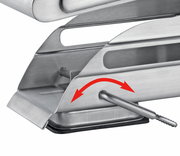 Nahaufnahme eines Pommes-Frites-Schneiders aus Edelstahl mit Hebelmechanismus und rotem Pfeil, der die Bewegungsrichtung anzeigt.