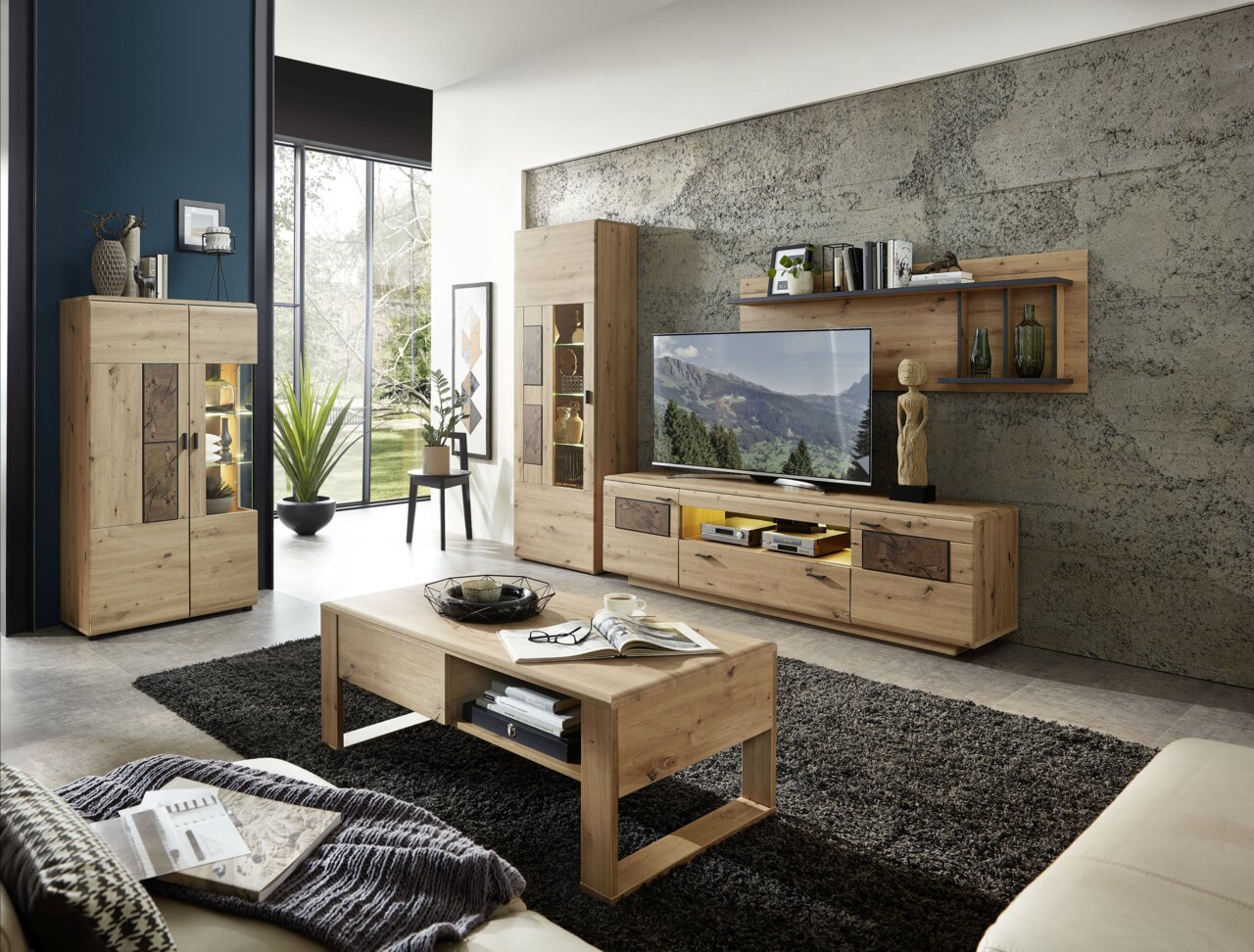 Livetastic Wandkombination MADERA II Wohnzimmeransicht mit der Livetastic Wandkombination MADERA II in natürlichem Holzdesign, bestehend aus einem TV-Schrank, Regalen und Vitrinen, mit moderner Dekoration und einem großen Fenster im Hintergrund.