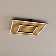Moderne quadratische LED-Deckenleuchte mit Holzoptik-Lamellen und zwei leuchtenden Rahmen, an der Decke montiert, Ansicht schräg von unten