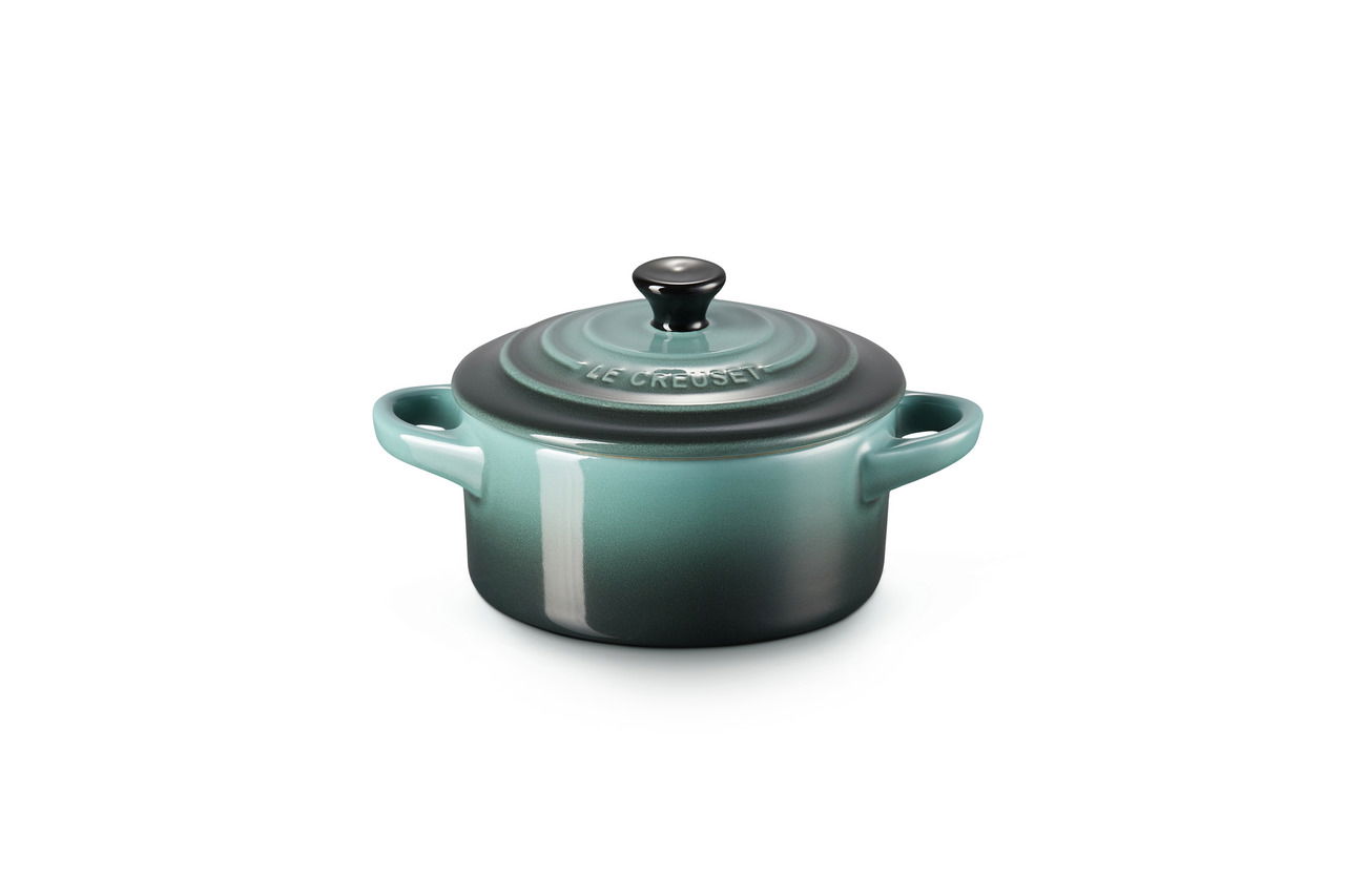 LE CREUSET Mini-Cocotte Tradition OCEAN Mini Cocotte Ocean in türkis-blauem Farbverlauf, von vorne fotografiert, mit zwei Griffen und einem Deckel mit Knauf.