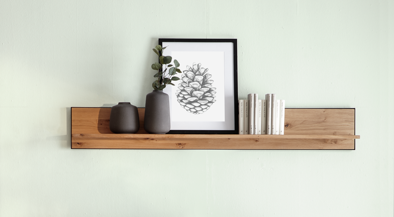 Linea Natura Wandboard KELIO Wandboard aus Holz mit Dekoration, darunter zwei Vasen, ein gerahmtes Bild und Bücher, aus frontaler Perspektive.