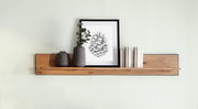 Wandboard aus Holz mit Dekoration, darunter zwei Vasen, ein gerahmtes Bild und Bücher, aus frontaler Perspektive.
