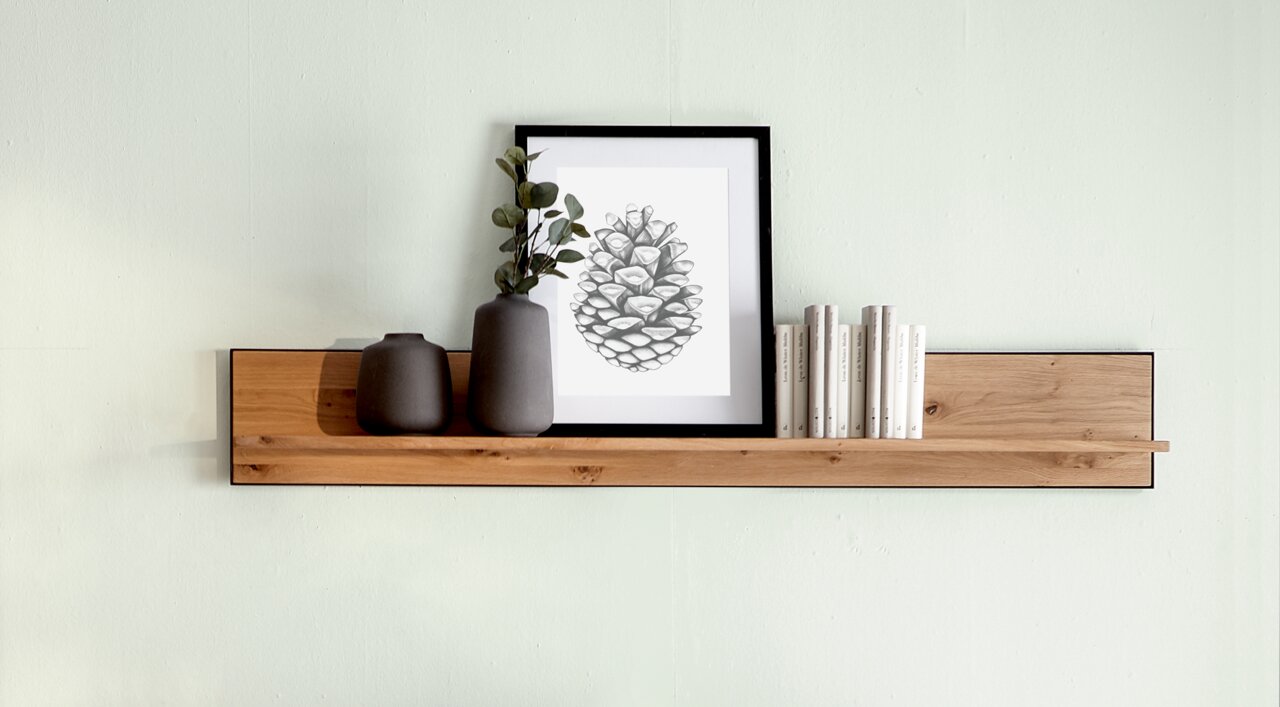 Houten wandplank met decoratie, waaronder twee vazen, een ingelijste foto en boeken, gezien vanuit het vooraanzicht.