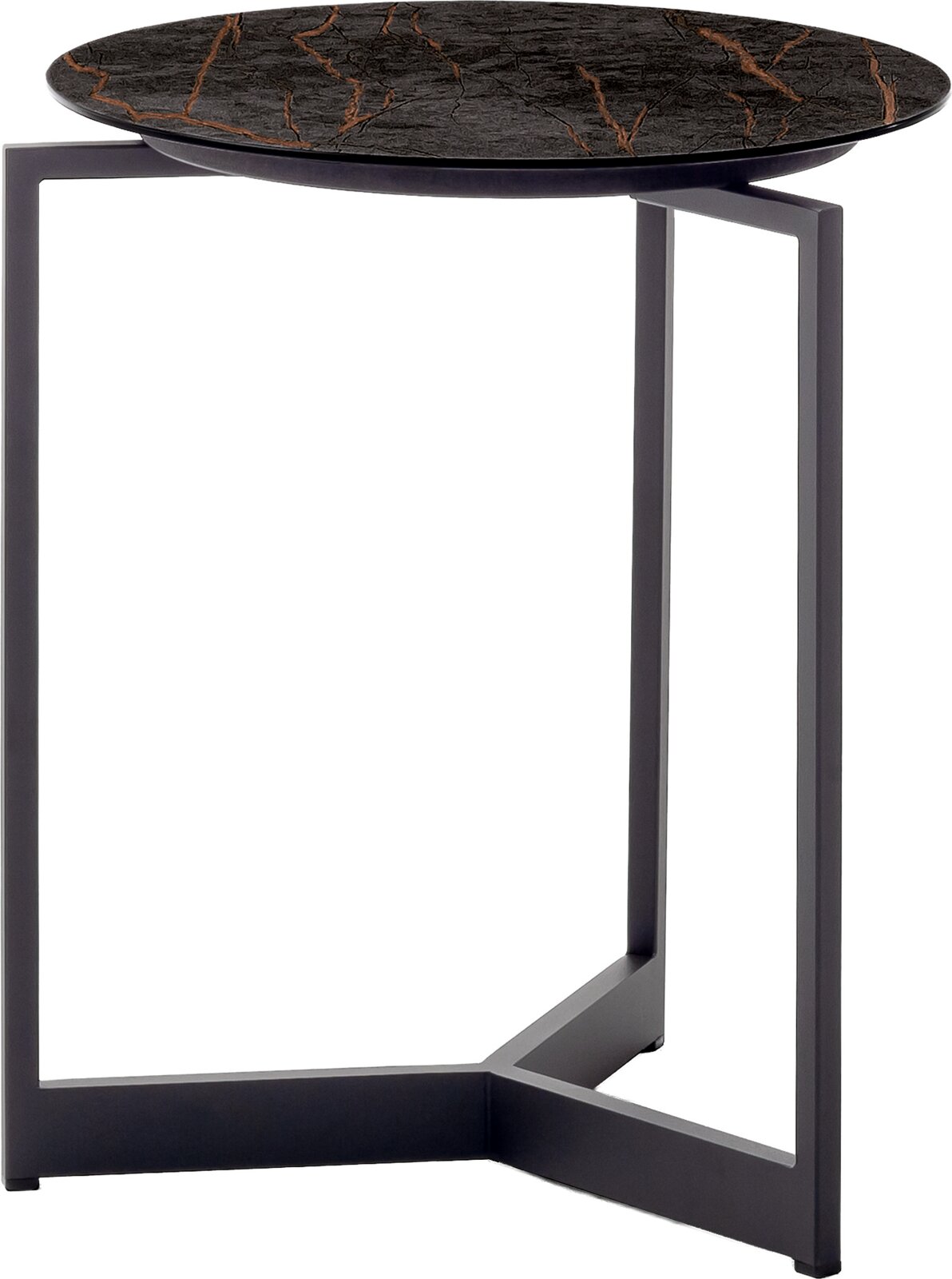 Ronde bijzettafel met zwart marmerlook blad met koperkleurige aders en zwart metalen frame, gefotografeerd in zijaanzicht op witte achtergrond