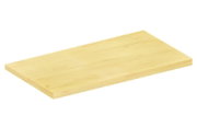 Rechteckige helle Holzplatte mit sichtbarer Maserung, freigestellt auf weißem Hintergrund, in schräger Perspektive von oben (3/4-Ansicht)
