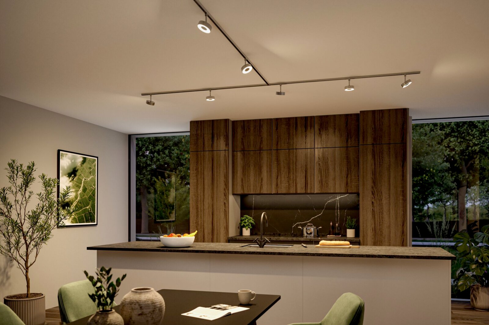 Moderne Küche mit Decken-Stromschiene und mehreren schwenkbaren Spotlights, Holzfronten und Kücheninsel mit dunkler Arbeitsplatte, aufgenommen aus leicht erhöhter Perspektive schräg von vorne