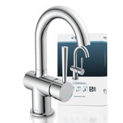 Moderne Waschtischarmatur in Chromoptik, seitliche Ansicht mit Verpackung im Hintergrund