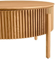 Runder Couchtisch aus Holz mit vertikalen Rillen, seitliche Perspektive