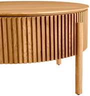 Runder Couchtisch aus Holz mit vertikalen Rillen, seitliche Perspektive