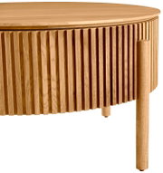 Ronde houten salontafel met verticale groeven, zijaanzicht