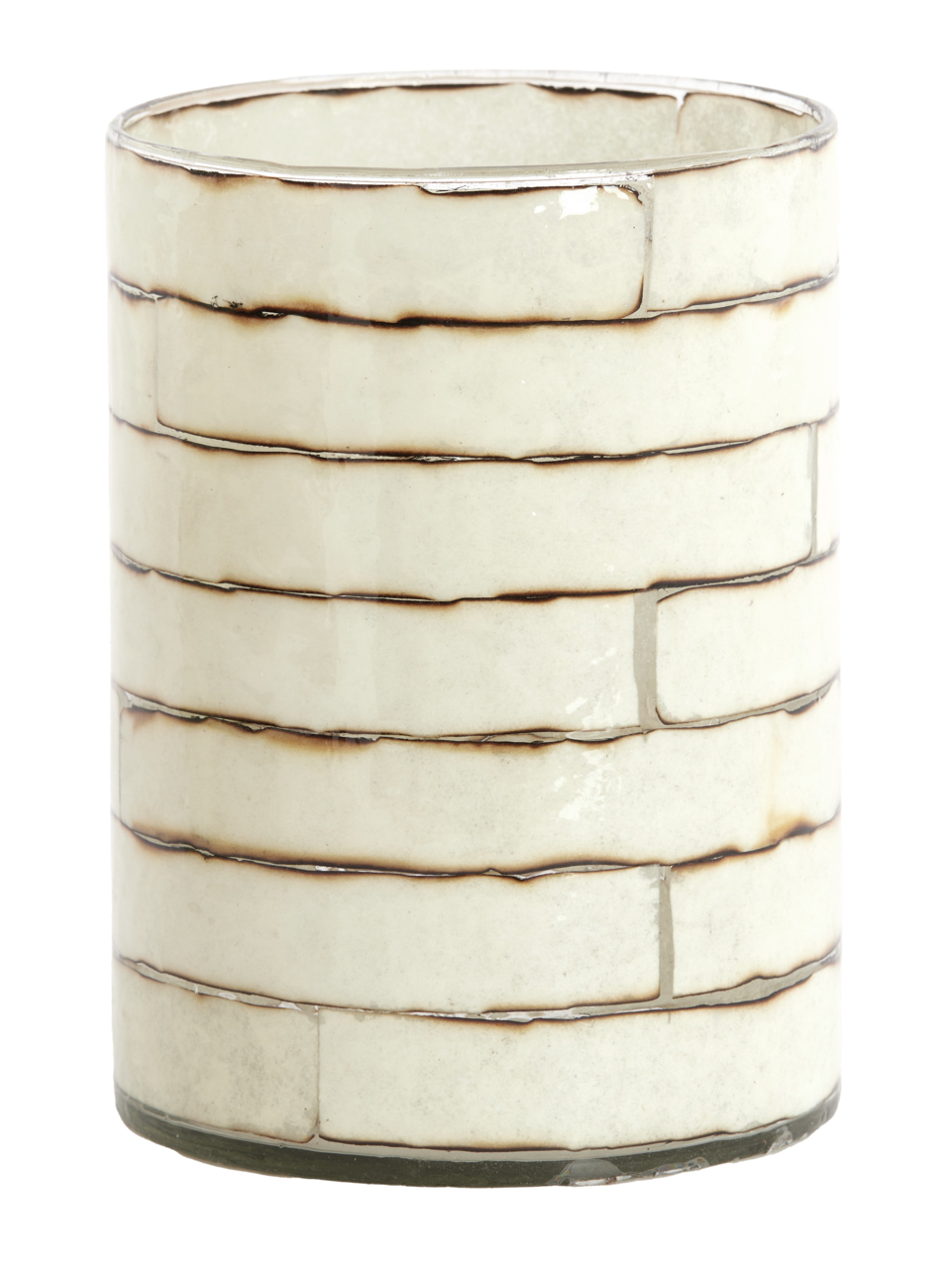 Zylindrisches Teelicht aus Glas mit einem Muster aus horizontalen, rechteckigen Segmenten in Cremefarbe und dunklen Akzenten, seitliche Perspektive.
