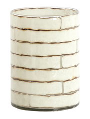 Zylindrisches Teelicht aus Glas mit einem Muster aus horizontalen, rechteckigen Segmenten in Cremefarbe und dunklen Akzenten, seitliche Perspektive.