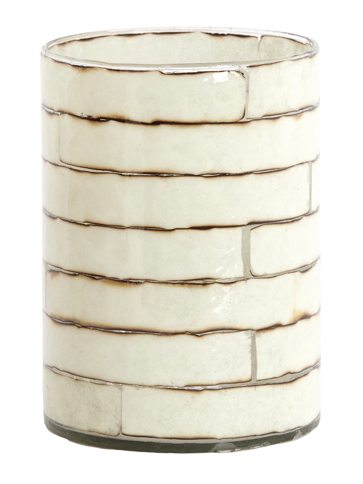 Zylindrisches Teelicht aus Glas mit einem Muster aus horizontalen, rechteckigen Segmenten in Cremefarbe und dunklen Akzenten, seitliche Perspektive.