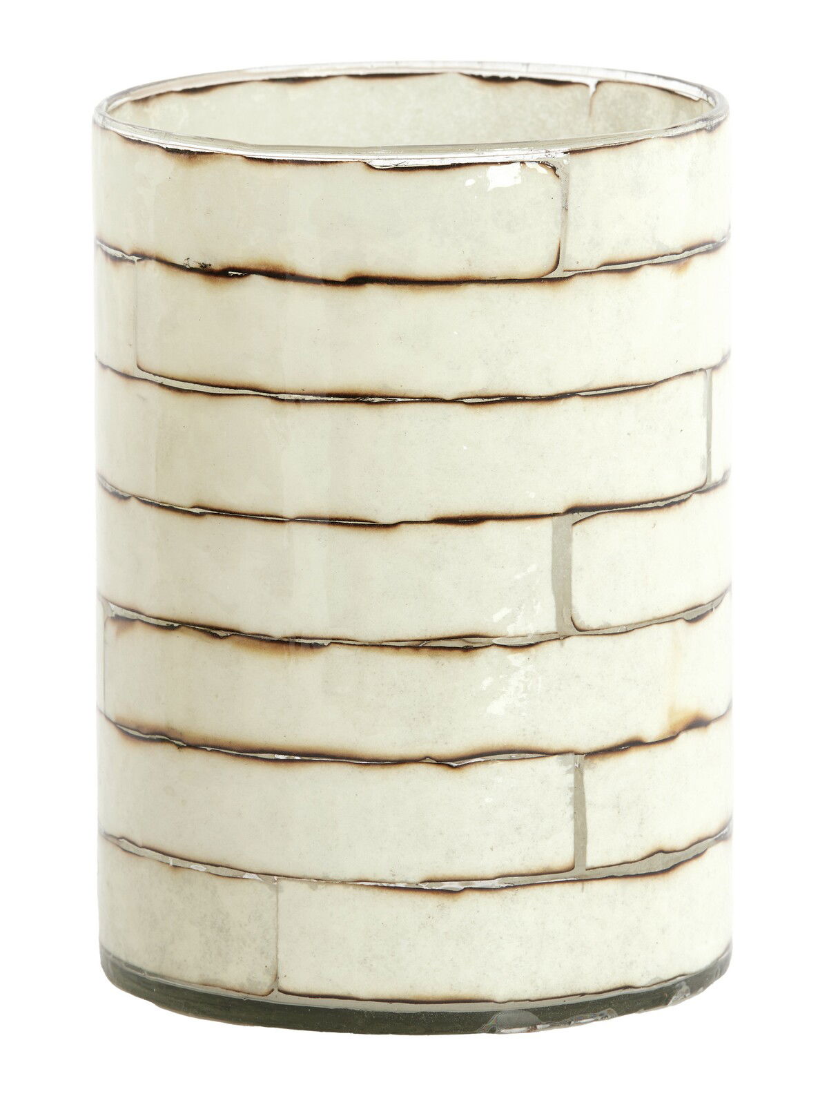 Zylindrisches Teelicht aus Glas mit einem Muster aus horizontalen, rechteckigen Segmenten in Cremefarbe und dunklen Akzenten, seitliche Perspektive.