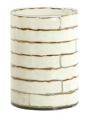 Zylindrisches Teelicht aus Glas mit einem Muster aus horizontalen, rechteckigen Segmenten in Cremefarbe und dunklen Akzenten, seitliche Perspektive.